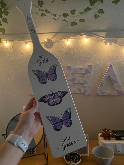 Paddle Inspiration Sorority, Butterfly Sorority Paddle, Purple Paddle Sorority, Purple Sorority Paddles, Butterfly Big Little Reveal, Delta Zeta Paddle Ideas, Butterfly Paddle Sorority, Big Little Paddles Sorority Ideas, Cute Sorority Paddles