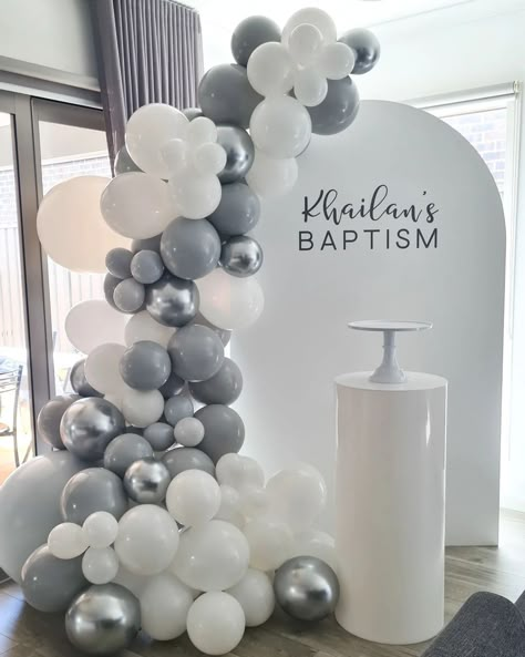 Gray And White Balloon Garland, Modern Birthday Decorations, Grey And White Balloon Garland, Christening Balloon Decorations, White Balloon Backdrop, Gray Baby Shower Ideas, Gray Party Decorations, Silver Birthday Decorations, Gold Wedding Reception Tables