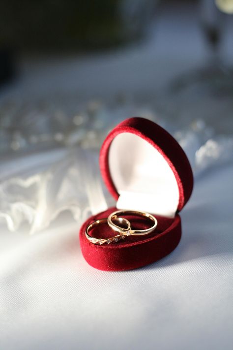 Wedding Ring In Box, Wedding Rings Red, Red Ring Box, Rings Red, Romance Story, Promise Rings Simple, Rosé Gif, White Tablecloth, Maroon Wedding