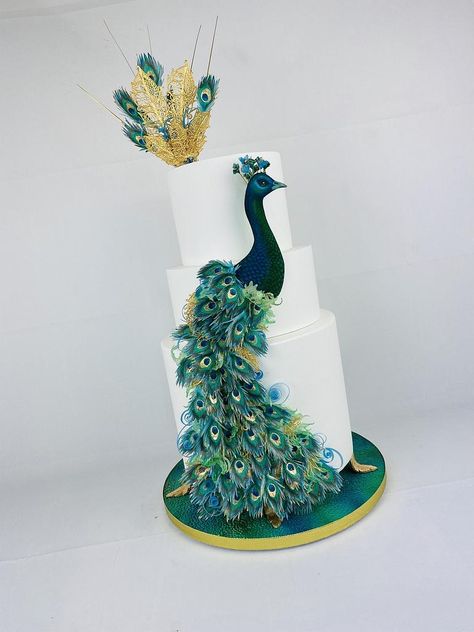 Paon Wedding cake - cake by Cindy Sauvage - CakesDecor Peacock Cakes, Peacock Birthday, Hanukkah Cake, Peacock Wedding Cake, Peacock Cake, Learn Cake Decorating, Peacock Party, 59th Birthday, Peacock Wedding Theme