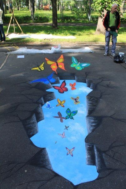 Beautiful butterfly sidewalk chalk art. 3d Sidewalk Art, Street Chalk Art, Street Art Illusions, Pavement Art, 3d Chalk Art, Sidewalk Chalk Art, Sidewalk Art, Street Painting, 3d Street Art