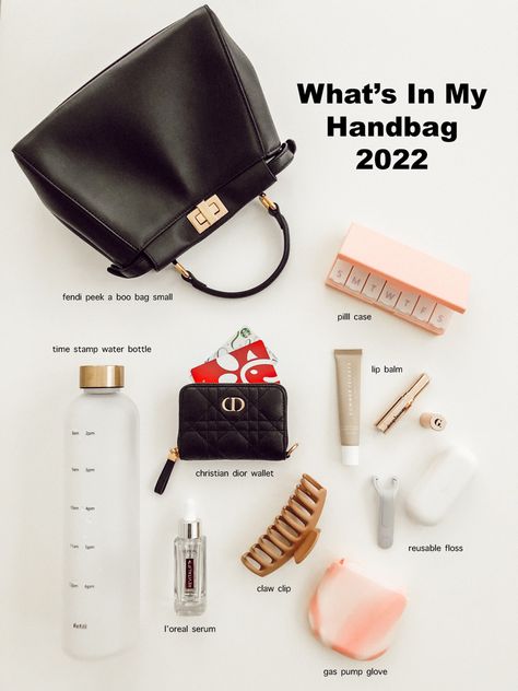 What’s in my handbag ? Whats In My Handbag, What Is In My Bag, Work Bag Essentials, Everyday Bag Essentials, Uni Bag, What's In My Purse, School Bag Essentials, Hand Bags For Women, Inside My Bag