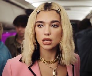 Khloe Kardashian Hair, Outfit 2020, Hair Streaks, Dua Lipa, Grunge Hair, My Heart Is Breaking, Hair Inspo, Music Video, Hair Inspiration