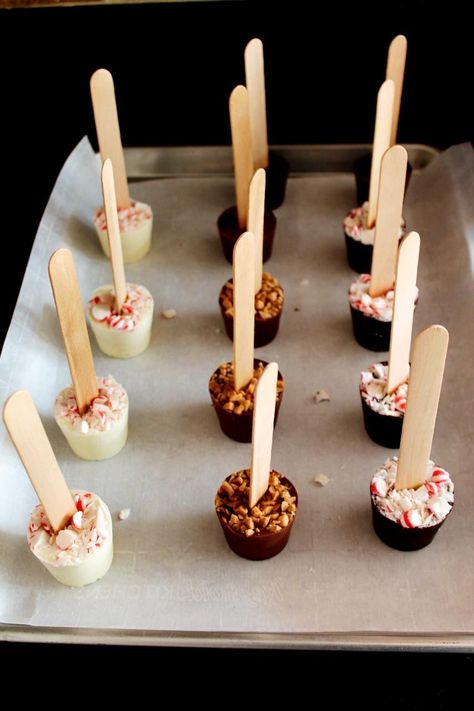 Hot Chocolate Stirrers Recipe, Hot Chocolate Stirrers, Chocolate Popsicles, Hot Chocolate Spoons, Diy Hot Chocolate, Chocolate Cake Pops, Hot Chocolate Gifts, Chocolate Pops, Chocolate Sticks