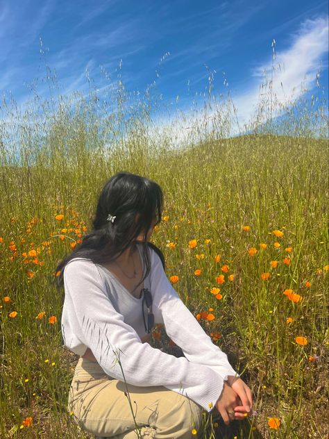 Outdoor Selfie Ideas, Faceless Pic Ideas, Hike Pictures, Outdoor Selfie, Selfie Poses Ideas, Poppy Photo, October Flowers, California Poppies, New Pfp