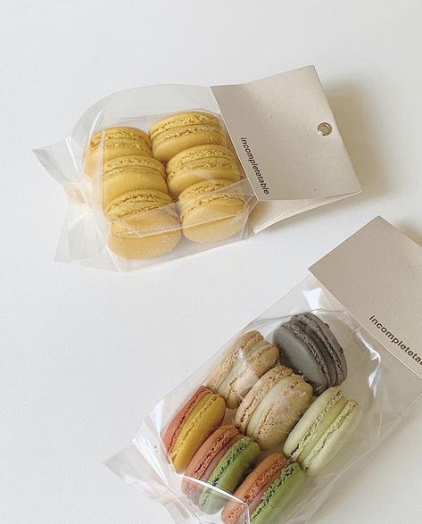 Farmers Market Food Display, Macaroon Packaging, Easy Macaroons Recipe, Macaron Packaging, Biscuits Packaging, Cake Roll Recipes, Macaroon Recipes, Bakery Packaging, Cake Packaging