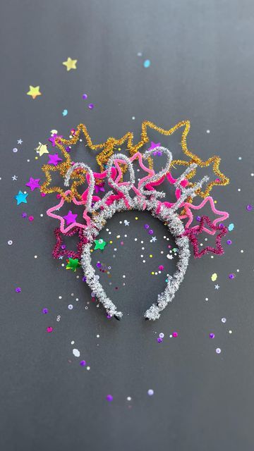 New Years Headbands, New Years Crowns For Kids, Diy Nye Hats For Kids, Diy New Years Headband, Pipe Cleaner Crown Diy, Star Headband Diy, New Year’s Eve Crafts, Headband Ideas Diy, Pipecleaner Christmas Crafts For Kids