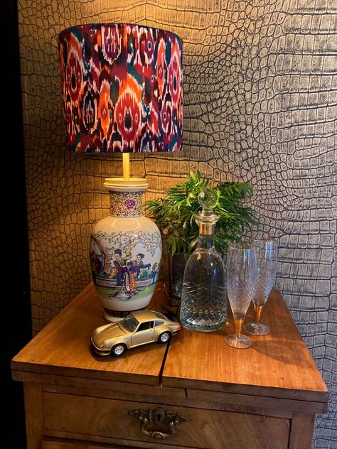 DIY: Van vintage vaas tot hippe lamp - Wonen in de Regio Handmade Lampshades, Diy Lamp, Home Room Design, Lampshades, House Rooms, Decorative Objects, Lamp Shade, Room Design, Do It