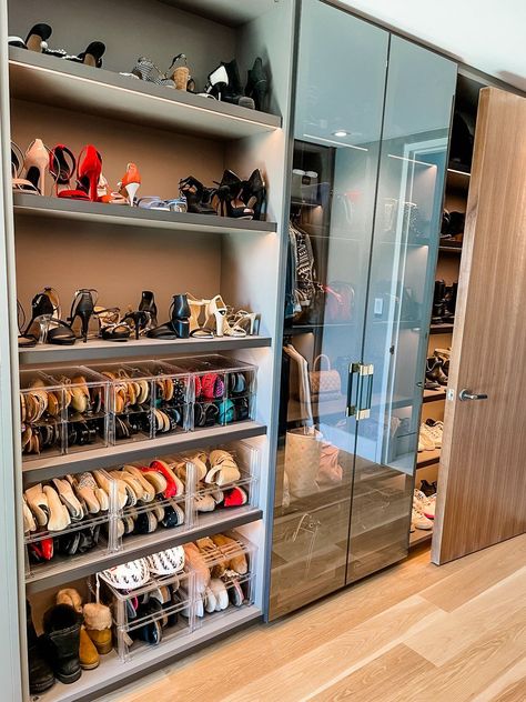 Fabulous Shoe Displays | RíOrganize | We love helping our clients find the perfect closet solutions — and we’ve organized some really, really beautiful closets. This is one of the biggest areas to tackle for lots of our clients. Hopefully, these gorgeous closets can offer some visual inspiration to give you ideas on how to conquer this space! Women Shoe Collection Closet, Purses And Handbags Closet, Really Small Closet Ideas, Heels Collection Closet, Bag And Shoes Closet, Closet For Shoes, Closet For Women, Urban Closet, Handbag Closet