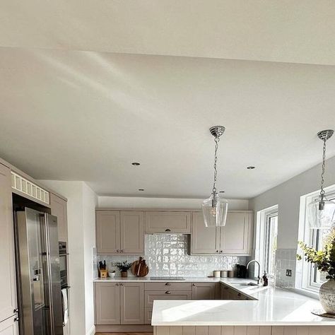 Wren Kitchens on Instagram: "We're obsessed with Megan's kitchen glow-up!

- Shaker Chelsea Ermine in Cashmere Matt
- XenaQuartz in Capri 

#wrenkitchens #wrenovation #kitchen #kitchendesign #kitchendecor #kitcheninspiration #kitchenrenvation #kitchenremodel #kitchengoals #kitchenideas #kitchencabinets #kitcheninspo #kitchenlife #kitchenstyle" Wren Kitchens, Wren Kitchen, Glow Up, Wren, Kitchens, Chelsea, Capri, Cashmere, On Instagram