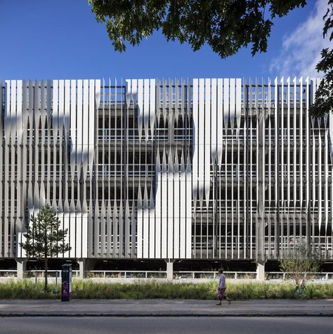 Rigshospitalet's Parking Garage - Picture gallery Garage Pictures, Parking Building, Facade Pattern, Slanted Walls, Building Skin, Metal Facade, Facade Architecture Design, Parking Design, Building Facade