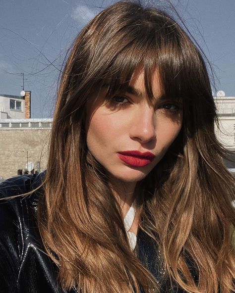 MARA 🌓 LAFONTAN on Instagram: “a strong and unexplainable pull ⛓” French Haircut, Hair Concerns, Lip Hair, Hair Crush, Hair Inspo Color, Red Lipstick, French Girl, Bad Hair, Hairstyles Haircuts