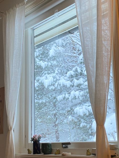 Snowy Morning Aesthetic, Snowy Window Aesthetic, 2020 Nostalgia, Morning Bedroom, Window Snow, Snowy Window, Cafe Window, Winter Bedroom, Attic Window