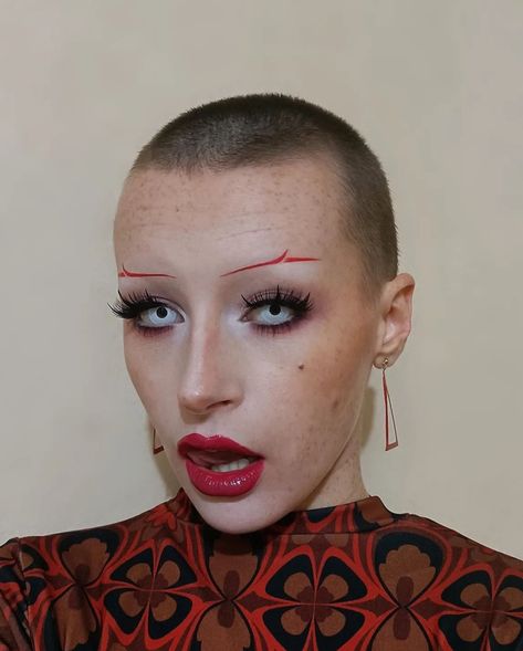 Spiky Eyebrows, Dot Eyebrows, Creative Eyebrows, Drawn On Eyebrows, Weird Eyebrows, Pink Glossy Lips, Pink Eyebrows, How To Draw Eyebrows, Bald Women