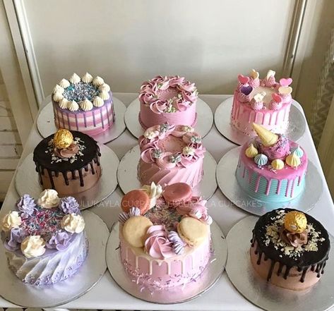 Pretty Mini Cakes, Mini Buttercream Cakes, Small Decorated Cakes, Tiny Cakes Ideas, Mini Cakes Ideas, Tiny Cake, Kids Party Inspiration, Mini Torte, Tiny Cakes