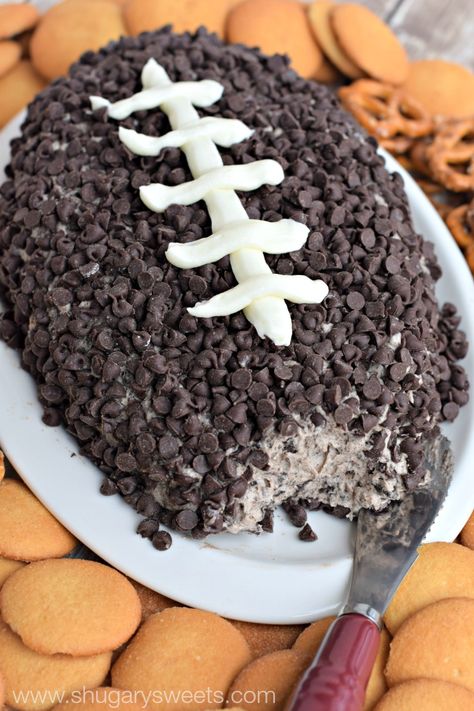 This Cookies and Cream Cheese Ball is fun and delicious! Shape like a football for your next game day party! Super Bowl Dessert Ideas, Super Bowl Dessert, Football Dessert, Cream Cheese Balls Recipe, Football Desserts, Desserts Nutella, Super Bowl Essen, Sweet Dip, Superbowl Desserts