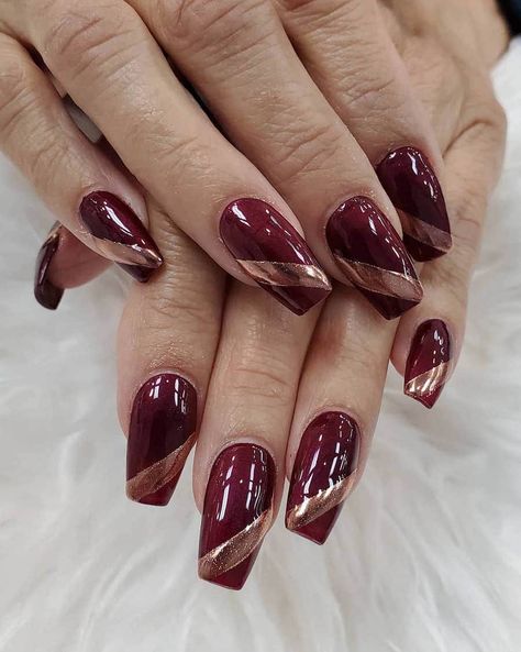 Looking for elegant burgundy nails with designs or glitter? You’ll love this list of burgundy and rose gold nails for every day wear or a special occasion. There’s short and simple almond nails, extravagant acrylic manicures with rose gold foil, glittery French tips, and everything in between! Rose Gold And Burgundy Nails, Gold And Burgundy Nails, Rose Gold And Burgundy, Maroon Nail Designs, Burgundy Acrylic Nails, Burgundy Nail Designs, Nail Art Designs For Beginners, Rose Gold Nails Design, Elegant Touch Nails