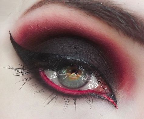 vampire eye makeup Carnaval Make-up, Vampire Eyes, Make Up Diy, Makeup Zombie, Black Eye Makeup, Vampire Makeup, Halloween Eye Makeup, Halloween Eyes, Halloween Tattoo