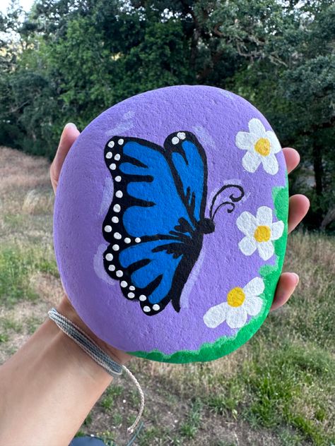 Purple Rock Painting Ideas, Rock Painting Ideas Easy Aesthetic, Butterfly Rock Painting, Rock Painting Ideas Aesthetic, Painting Inspo Aesthetic, Easy Rock Painting, Rocks Painting, Aesthetic Butterfly, Inspiration Nature