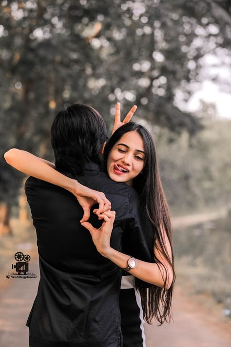 Prewedding Poses, Sisters Photoshoot Poses, Sister Poses, Wedding Photoshoot Props, Pre Wedding Photoshoot Outdoor, Sisters Photoshoot, Wedding Photoshoot Poses, Indian Wedding Photography Poses, Pre Wedding Poses