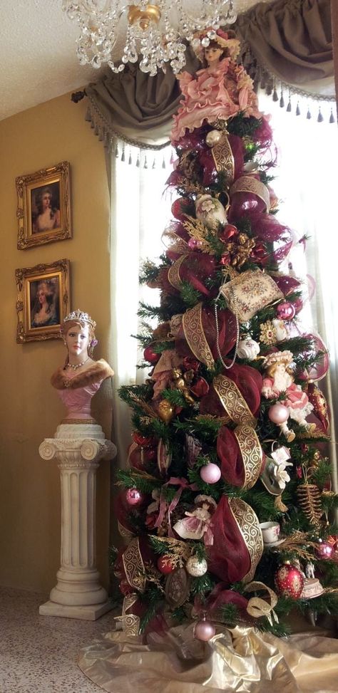 Victorian Tree Christmas, Victorian Christmas Trees, Victorian Style Christmas Tree, Victorian Christmas Aesthetic, Edwardian Christmas, Pink Victorian Christmas, Victorian Christmas Decorations, Victorian Christmas Tree, Christmas Victorian