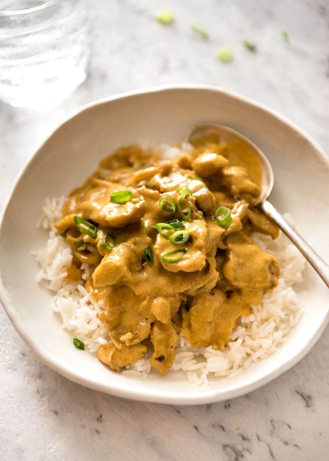 This Satay Chicken Stir Fry is a firm favourite at my local Chinese take out! Made from scratch and easy to make, this will satisfy your satay craving! Spinach Loaf, Cranberry Mojito, Chicken Satay Recipe, Satay Recipe, Satay Chicken, Satay Sauce, Avocado Dip, Recipetin Eats, Recipe Tin