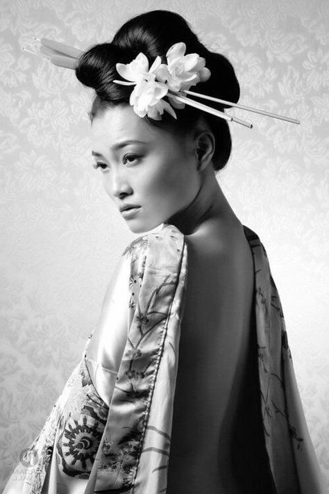 Geisha Photography, Tato Geisha, Geisha Portrait, Art Geisha, Gong Li, Geisha Tattoo, Memoirs Of A Geisha, Geisha Art, Flowers In Her Hair