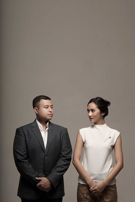 Classy And Timeless Pre-Wedding Studio Session - 014 Formal Prewedding Photo Ideas, Pre Wedding Studio Ideas, Indoor Prewedding Concept, Studio Prewedding Photo Ideas, Pre Wedding Indoor, Prewedding Ideas Indoor, Prewedding Photography Studio, Prewed Indoor, Prewedding Studio