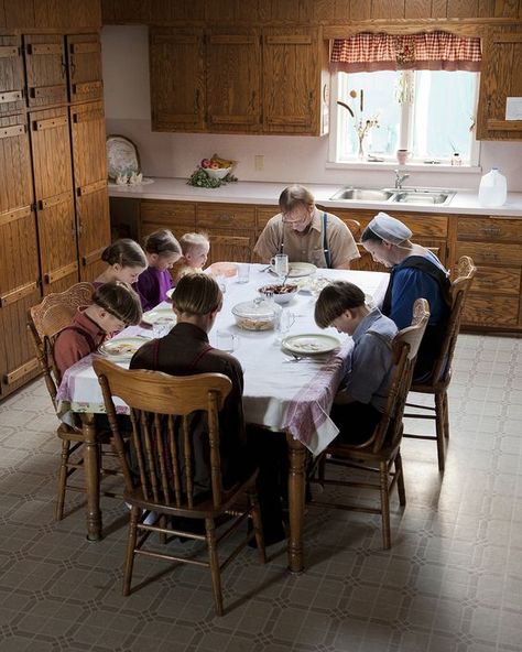 Amish family praying together before dinner Amish Country Ohio, Amish House, Amish Culture, Plain People, Amish Farm, Amish Community, Amish Recipes, Pennsylvania Dutch, Amish Country