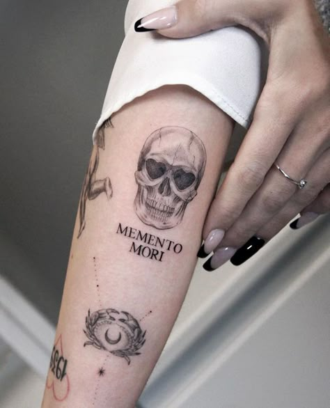 Momento Mori Tattoo, Minimalist Symbols, 11 Tattoo, Memento Mori Tattoo, Matching Friend Tattoos, Private Tattoos, Realistic Tattoo Sleeve, Irish Tattoos, Skull Tattoo Design