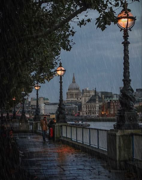 London Rain Aesthetic, Living In London Aesthetic, London England Aesthetic, Rainy Paris, Rainy London, London Rain, Visual Gallery, Rain Aesthetic, Aesthetic London