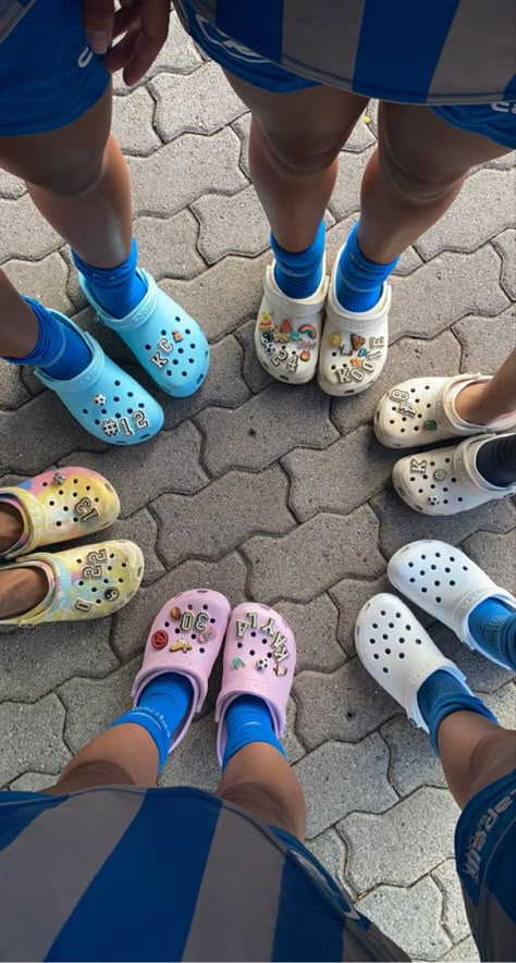 Crocs Gibbets, Aesthetic Crocs, Croc Ideas, Crocs With Charms, Bling Crocs, Crocs Ideas, Crocs Outfit, Crocs Slippers, Bedazzled Shoes