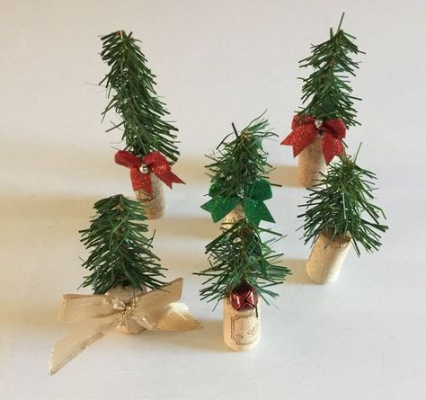 Wine Cork Ornaments Diy, Cork Ornaments Diy, Cork Garland, Wall Mounted Christmas Tree, Wine Cork Ornaments, Cork Ornaments, Winter Planter, Wall Christmas Tree, Twisted Tree