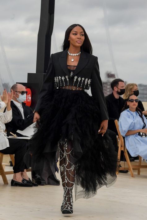 Tulle Skirts Outfit, Tulle Skirt Black, Straight Hair Extensions, Skirt Trends, Black Tulle, Outfit Trends, Naomi Campbell, Abayas Fashion, Looks Chic