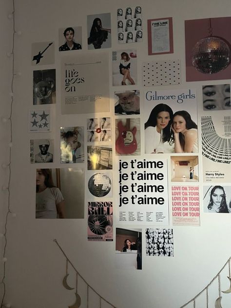 Bedroom Inspirations With Posters, Dorm Room Poster Wall, Wall Colages Bedroom Ideas, Teen Pink Bedroom, Poster Wall Ideas, Poster Wall Bedroom, Aesthetic Room Wall Decor, Wall Collage Bedroom, Bedroom Organization Tips