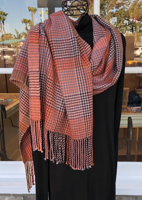 Wrap Me in Houndstooth - weave a shawl in a six color houndstooth pattern! Handwoven Shawls Pattern, Rigid Heddle Weaving Patterns, Weaving Scarfs, Woven Shawls, Houndstooth Scarf, Loom Projects, Handwoven Shawls, Weaving Inspiration, Weaving Loom Projects