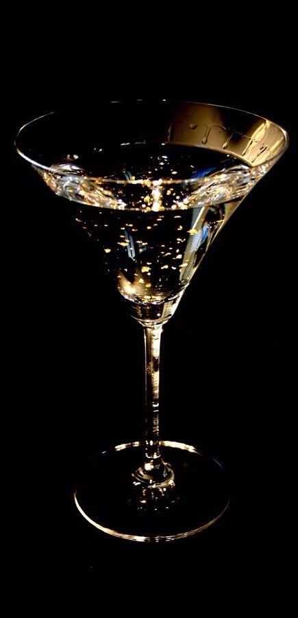 @alohamoraas on pinterest Black Gold Jewelry, Gold Aesthetic, Martini Glass, Yule, Black Background, Martini, A Black, Black Backgrounds, Decoupage