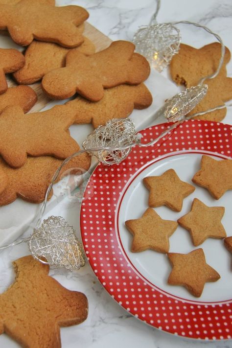 Gingerbread Men! - Jane's Patisserie Treacle Sponge Cake, Cookie Recipes Quick, Patisserie Recipe, Nyc Cookies, Gingerbread Cookie Bars, Gingerbread Man Recipe, Chocolate Orange Cookies, Gingerbread Cake Recipe, Quick Cookies Recipes