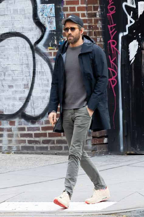 Spring Outfit Men Casual, Dad Style Men's Fashion, Mens Athleisure Outfits, Faherty Mens, Aesthetic Jeans Outfit, Ryan Reynolds Style, Aesthetic Jeans, Athleisure Men, Spring Outfits Men