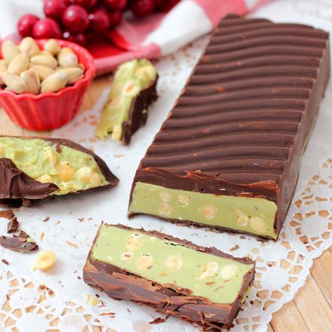 TORRONE FATTO IN CASA AL PISTACCHIO E NOCCIOLE - RICETTA FACILE | Fatto in casa da Benedetta Gluten Free Christmas Baking, Italian Cuisine Recipe, Cake Baking Recipes, Tasty Baking, Xmas Food, Food Cakes, Cafe Food, Different Recipes, Mini Cakes