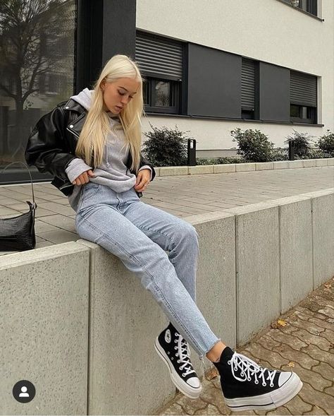 Light Mom Jeans Outfit, Cute Vans Outfits, Outfit Converse, Converse Fashion, Social Media Marketing Manager, Outfits With Converse, Causual Outfits, Marketing Manager, Casual Winter Outfits