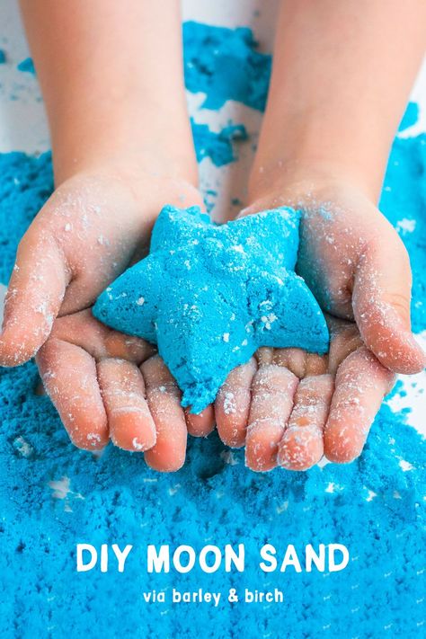 Make DIY moon sand for a fun sensory play experience that's like a day at the beach! | via barley & birch via @barleyandbirch #sensoryplay #diykids #diy #kidscrafts #play Summer Sensory, Diy Moon Sand, Sand Dough, Diy Kinetic Sand, Sands Recipe, Diy Moon, Moon Sand, Beach Play, Sensory Activities Toddlers