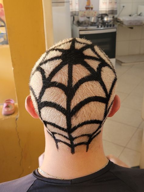 teia aranha cabelo platinado tinta Spider Buzzcut, Bleach Hair Designs Men, Halloween Buzzcut Design, Spider Web Buzzcut, Spiderweb Buzzcut, Bleached Buzz Cut Men Design, Buzzcut Dyed Hair Men, Buzz Cut Hair Dye Designs, Buzz Cut Dyed