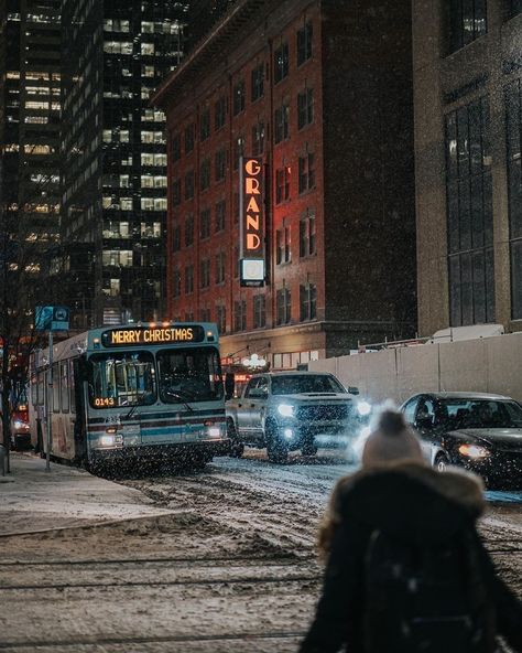 Snowy City Aesthetic, Planet Ideas, Christmas Eve Pictures, Snowy Town, Snowy City, Snow City, Snow Aesthetic, Eve Best, City Scapes