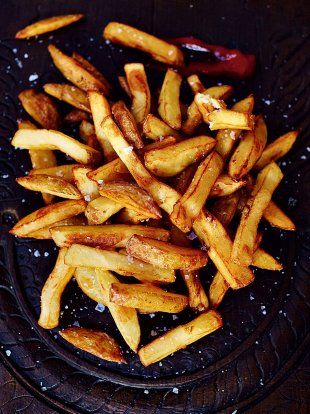 This super-simple homemade chips recipe shows you how to fry chips at home with brilliant results. Great dunked into tomato ketchup or mayonnaise – naughty! Jamie Oliver Potatoes, Homemade Chips Recipe, Fried Chips, Homemade Chips, Jamie Oliver Recipes, Chips Recipe, British Food, Jamie Oliver, Vegan Recipes Easy