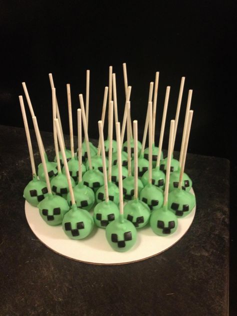 Minecraft cakepops Minecraft Cakepops Ideas, Minecraft Baking, Minecraft Cakepops, Minecraft Cake Pops, Pastel Minecraft, Cake Pop Recipe Easy, Minecraft Party Decorations, Peruvian Culture, Minecraft Birthday Party