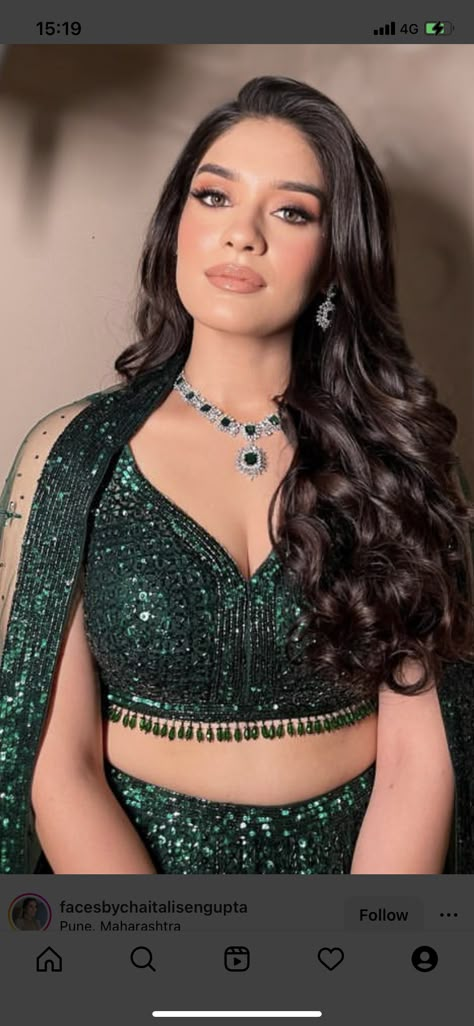 Open Hair Curls Hairstyle, Hair Designs For Wedding, Bridal Engagement Look, Sangeet Makeup Look, Reception Hairdo, Sangeet Hairstyles, Reception Hairstyle, Sangeet Look, Engagement Hairstyle