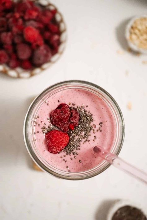 This high-fiber smoothie recipe is a great way to increase your fiber intake, which helps to promote digestive health, a healthy gut microbiome, and can help maintain steady blood sugar as well as lower cholesterol levels! This smoothie is packed with high-fiber foods and contains a whopping 16 grams of fiber. Increase Fiber Intake, Increase Fiber, High Fiber Smoothies, Fiber Smoothie, Low Carb Oatmeal, Low Carb Protein Shakes, High Fiber Low Carb, Simple Syrup Recipes, Low Carb Protein