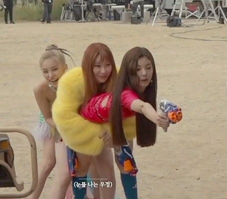 Itzy Funny, Emoji Hat, Funny Selfies, Itzy Yeji, Pop Photos, Meme Stickers, Can't Stop Laughing, Kpop Entertainment, Cute Memes