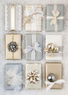 Love this mix of metallic gold and silver gift wrap, with bows, tinsel and ornaments as DIY gift toppers! Such a cute Christmas gift wrapping idea! Štědrý Den, Wrapped Presents, Gift Wrapping Techniques, Gifts Wrapping, Creative Gift Wrapping, Professional Gifts, Present Wrapping, Holiday Gift Wrap, Wrapping Ideas